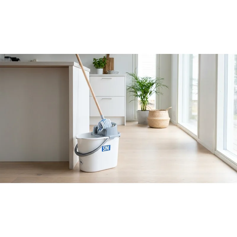 SINI Sini hink 15 liter, städhink med hållare — Miljöbild